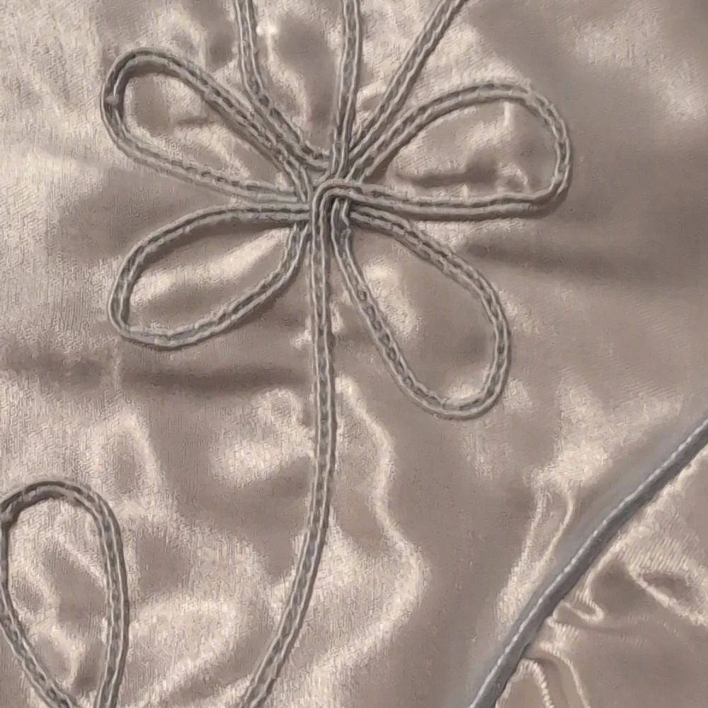 Elegant White Satin Nightgown - Picture 9 of 11